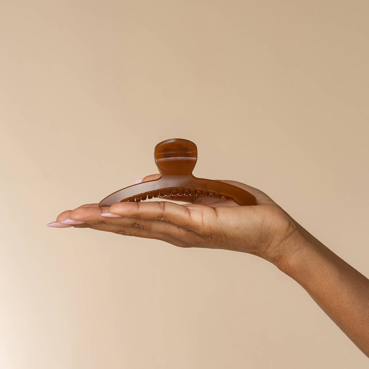 Recycled Plastic Large Arched Clip : Mocha